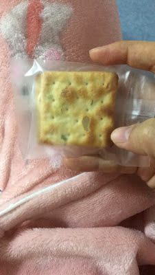 好吃，一吃就停不下来，包装太过度了，自己吃的话不要包装盒，多给几块就好了。有包装的适合送闺蜜。