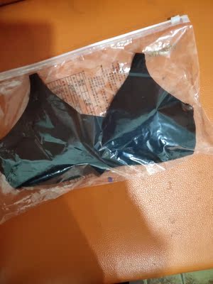 宝贝真的真的真的超级棒，超级超级好穿，第一次体验到什么叫没穿一样的感觉，这个是那种滑滑的材质，有些衣服穿起来会有勒的痕迹，这个就一点也不会，面料超级滑滑的，很舒服，中间那个垫子也挺厚的，收拢塑型还是有用的，这么便宜还买到了两个，特别特别好看的颜色，准备再回购两件，然后准备给妈妈也买两件，真的超级舒服啊以前穿bra跑步肩带老是掉下来，害我一边跑一边掏肩带很尴尬，这个宝贝跑步完全可以放心，一定不会掉下来那种，谁用谁喜欢，物流很快，包装很好，祝卖家生意兴隆！