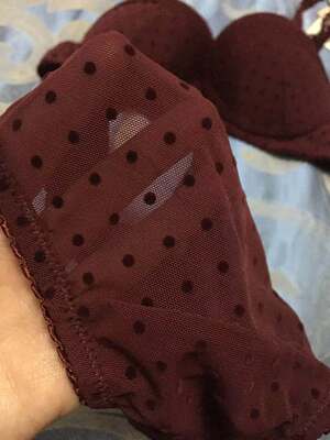 双十一买了这家四套内衣,最满意的就是酒红蕾丝肩带的这套,穿着舒服,聚拢效果也好,但是丝绒面料这套就真的是主打舒适度了,穿着平胸的那种.... 双十一买了这家四套内衣,最满意的就是酒红蕾丝肩带的这套,穿着舒服,聚拢效果也好,但是丝绒面料这套就真的是主打舒适度了,穿着平胸的那种....