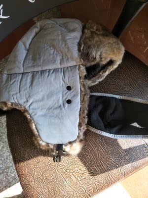 帽子很暖和，戴这个帽子骑车就没有那么冷了，好评。