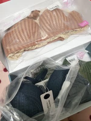 在他们家买了好几次衣服了。好喜欢。款式颜色都喜欢。质量很好,穿上也舒服 在他们家买了好几次衣服了。好喜欢。款式颜色都喜欢。质量很好,穿上也舒服