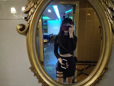 这个裙子我没办法说  好看是好看 走两步就往上跑  一直弄裙子