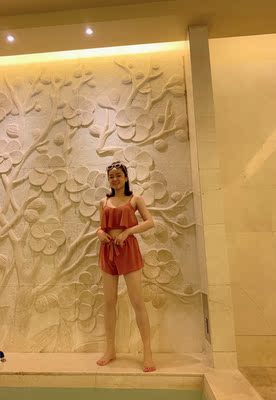 嘿嘿，还是粉色比较适合我，显白显嫩款式点点性感又保守，面料亲肤也舒服。主要分体上厕所方便，而且裤子还是比较遮肉，肚子上肉被裤子挡住了。