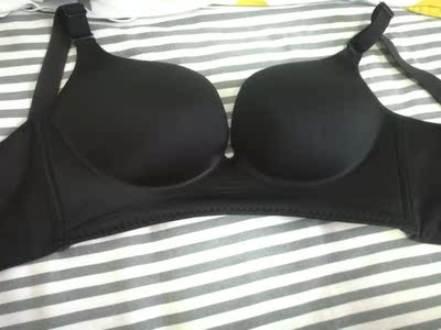 刚拿到试了一下第一眼感觉挺聚拢的挺好的，然后洗了，今天穿了一天就变形了试的时候码数哪里都包的很好，而且穿了一天特别累，感觉这款文胸就是紧紧的包着肩膀跟胸部，袋子是可以调节的，调长一点罩杯就不那么服帖了，而且还会掉肩，说实话119根本不值，不介意买!料子也是一般般的!