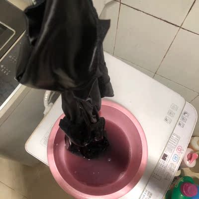 温水浸泡10分钟，这滩黑水&hellip;哦不，是绛紫色的水，em&hellip;&hellip;漂洗了789十次才完全干净&hellip;&hellip;款式好看的，如果后面弧形一点能包住屁股多一点就好了，很喜欢胸前的弧度，总之显得肤白貌美大长腿，