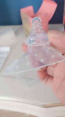 还有二十几天预产期。随便逛看到这个神器。看看评论里买家秀感觉特别实用马上就下单了。快递挺快的就到手了。昨晚试了一下吸得挺紧的。还有点疼。不知道以后孩子吃上是啥感觉。我觉得最起码比这样直接接触皮肤的要好。想想被吸吐露皮就疼。。先备一个。用上再来拍 还有二十几天预产期。随便逛看到这个神器。看看评论里买家秀感觉特别实用马上就下单了。快递挺快的就到手了。昨晚试了一下吸得挺紧的。还有点疼。不知道以后孩子吃上是啥感觉。我觉得最起码比这样直接接触皮肤的要好。想想被吸吐露皮就疼。。先备一个。用上再来拍