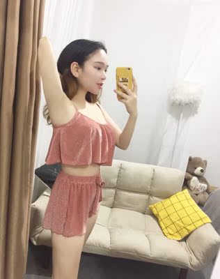 卖家发货很快、收到马上试穿一下！上身很显白。这个颜色猴猴看、有一点点闪！已经迫不及待想去度假了。奶思