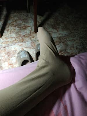 穿着整体很宽松，特别脚部很不能忍受，完全没有脚的形状！