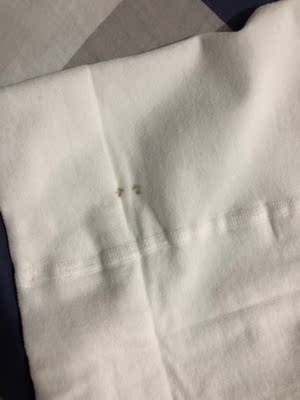 买之前看了评论,所以收到后先检查了一下,果不其然有问题哈,有几个像是洗不掉的黑斑,没敢动,想着我啥也没动给我退换一下也不过分的心态,没想到这种问题在客服眼里都不是质量问题,那我只能说这东西很差并给个差评了。 买之前看了评论,所以收到后先检查了一下,果不其然有问题哈,有几个像是洗不掉的黑斑,没敢动,想着我啥也没动给我退换一下也不过分的心态,没想到这种问题在客服眼里都不是质量问题,那我只能说这东西很差并给个差评了。