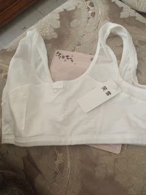 宝贝不错，昨天刚刚到的，晚上给宝贝洗了洗，也不缩水，纯棉的，孩子今早上穿着去上学了，不大不小刚刚好，质量好的也没话说，老板服务态度也很好，非常喜欢这次的成果，下次一定还来这家店买其它款式的衣服??