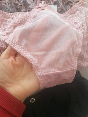 买来搭配文胸的，蕾丝挺漂亮的，就是没注意模特图是穿了双层内裤的效果，实物前边太透了 ，穿上有点尴尬啊😊，个人看法，感觉前边部位再加点蕾丝花纹或者做成双层纱稍微遮挡一下会好很多。