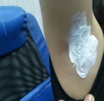 产品确实没话说，脱毛膏拿到就在我的耳后根试了下看下会不会过敏，擦上之后没有过敏我就脱了腋下的毛毛，效果很好，脱的时候没有刺痛感啥的。刮得一干二净，脱毛干净不刺激而且还没异味，用时也不痛，干净而且用的也没有刺鼻难闻的味道，挺舒服的，而且无刺激，脱完之后是一股淡淡的香味，非常温和涂上去挺保湿的还挺舒服的，没看错这个产品，快递也很快，用着还不错，物流也很快，用完还要买的。