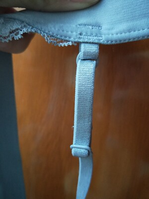 内衣很舒适，不是钢圈的，是一排扣，已经下水洗过了，没有褪色现象，蕾丝花纹也很好看，上身效果非常性感，可以调节带子长度。买了黑色和灰色，下次再买酒红色。深色会比较显皮肤白。黑色抹胸内衣也好看，可以安上带子不容易掉。是4排扣子的，还有可拆卸的胸垫。价格很实惠。以后会继续回购这家店铺的内衣。会一直关注上新的东西。卖家客服态度很好。物流也超级给力。