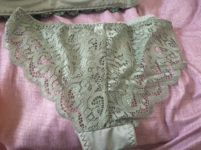 非常好看也非常喜欢,要是能把胸前花边那个带子换成带弹力的就更好了 非常好看也非常喜欢,要是能把胸前花边那个带子换成带弹力的就更好了