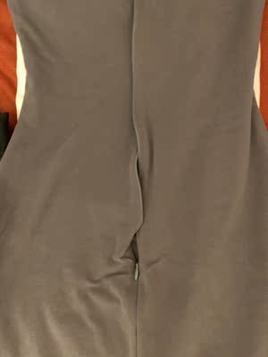 裙子是有点厚度的那种,身高170体重53穿M有点紧,而且穿上显胖,后背拉链那里老是容易皱起来,调节胶带的看着有点廉价,整体感觉一般 裙子是有点厚度的那种,身高170体重53穿M有点紧,而且穿上显胖,后背拉链那里老是容易皱起来,调节胶带的看着有点廉价,整体感觉一般