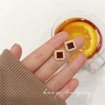 Korean wine red cube small and exquisite earrings retro harbor style 2021 New Tide Joker temperament Net red earrings