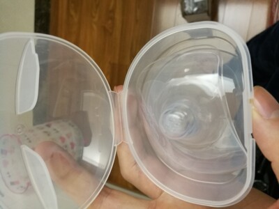之前生的时候在医院楼下买的、月嫂让买的，很好用、这种一个月一个多月就得换、跟硅胶奶嘴一样。后面时间差不多了在淘宝买了、不是旗舰店、质量真的不好、开水烫完发白的很严重，也很厚、小孩容易吸空气进去、后面退货了、来这旗舰店买，质量不错，如果旗舰店都有假就不知哪里是真了