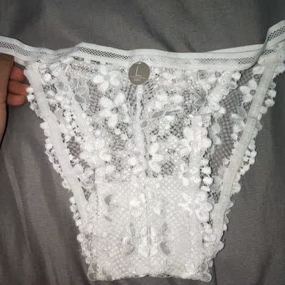 双十二有优惠券就买了一个，质量还可以！还没有穿，就是这个蕾丝是有点反光的那种材质！就会感觉有点low！后面凑字！当大家看到我的这一篇评价时，表示我对产品是认可的，尽管我此刻的评论是复制粘贴的。这一方面是为了肯定商家的服务，另一方面是为了节省自己的时间，因为差评我会直接说为什么的。所以大家就当做是产品质量合格的意思来看就行了。最后祝店家越做越好，大家幸福平安，中华民族繁荣昌盛。