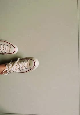 鞋子颜值很高 疯狂打call! 前期稍稍磨脚，不过我平时38买了37还大一小点，所以整体还算蛮舒服的