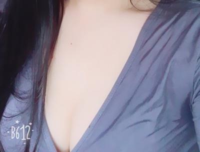 非常 非常 非常靠谱的，适合胸部偏大姐妹们的内衣，质量好，性价比高。以前最大的悲哀找不到合适的无肩带内衣，于是柜子里的一字肩衣服都成了摆设，直到我遇见了这件内衣，无论承托和聚拢都达到了理想效果，那些一字肩衣服都可以出镜了。关键是真的 真的 真的不掉，舒服的质地甩那些硅胶胸垫好几条街，看来得多备两个明年暖和的时候就可以放肆的臭美了。买到了非常喜欢，这个价格很值。罩杯的设计很有意思，款式也好看，布料很轻薄，摸着也挺舒服的，按平时的码数买了，穿上了尺码不大不小刚刚好，两边副乳收的不错很集中，胸部都变大了不少。内衣真心不错，穿着舒服，不掉哦，包装非常