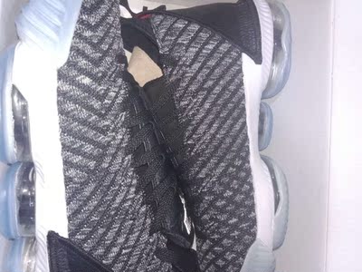 鞋子穿上感觉还是不错，比想象中的轻巧，挺舒适的。