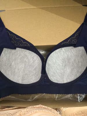 好,很好穿!肩带宽不容易掉,侧乳也能收住,没有钢圈也能拖起来,胖mm们想买的不用犹豫哦~尤其是扣子质量很好摸起来光滑,,不扎背。深色内衣里面配的也是浅色面料,这点个人觉得很好,很贴心!会继续支持的 好,很好穿!肩带宽不容易掉,侧乳也能收住,没有钢圈也能拖起来,胖mm们想买的不用犹豫哦~尤其是扣子质量很好摸起来光滑,,不扎背。深色内衣里面配的也是浅色面料,这点个人觉得很好,很贴心!会继续支持的