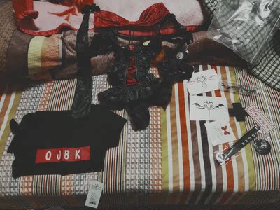 抽到ssr，emmm 比较中二的一款皮质感的连体衣，一件下半球的背心，一些小玩意。