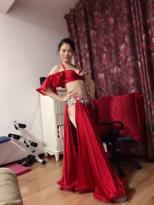 衣服很漂亮，颜色款式都比较正。值得大家购买