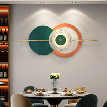 Net red light luxury personality creative wall clock living room home decoration clock 2021 new modern simple clock hanging wall