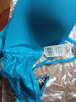 小胸非常好穿，舒适不勒，质量非常好，与卖家描述的完全一致，非常满意,真的很喜欢，完全超出期望值，发货速度非常快，包装非常仔细、严实，物流公司服务态度很好，运送速度很快，很满意的一次购物