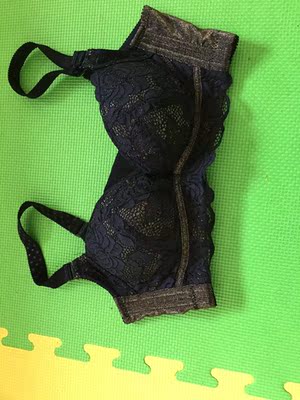 文胸很好，穿着舒适，收副乳，买的一套，很喜欢，等开春再来买套浅色的