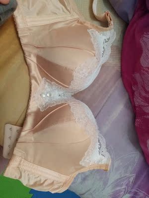 颜色很漂亮没有什么色差，大小刚好挺合身的，适合现在天气穿很不错。