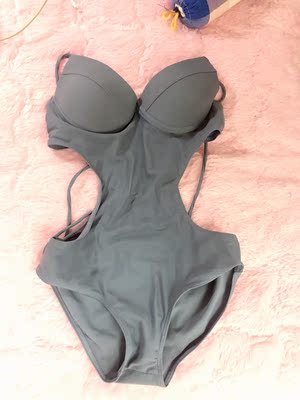 这套泳衣我真的超级爱,男朋友说很吼看,这个链条可前可后特别棒,而且我游泳洗完都没有生锈什么的,然后就是遮肚子不显肉肉,卖家态度超好的,满意 这套泳衣我真的超级爱,男朋友说很吼看,这个链条可前可后特别棒,而且我游泳洗完都没有生锈什么的,然后就是遮肚子不显肉肉,卖家态度超好的,满意