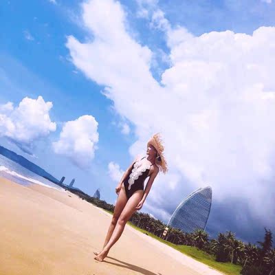 泳衣特别显瘦哦，很好看，蕾丝设计很高级，露背设计很性感，去三亚旅游妥妥的穿，送的披纱质量很好，最喜欢的一件泳衣～