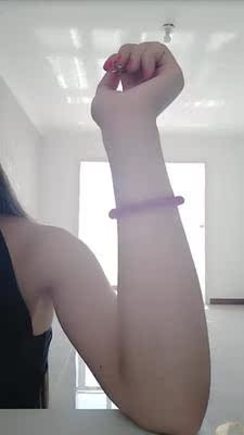 主要为了明年夏天做准备，夏天的时候都穿无袖衣，没用这个产品之前都是一直穿着长袖的之后也是无意中挑中了这个，担心有很多，但是没有想过在乎这点钱，重点就是要把我腋下黑去掉，现在用了半个月左右，腋下现在已经变得白白的，这是自拍的几张照片。大家可以试一下