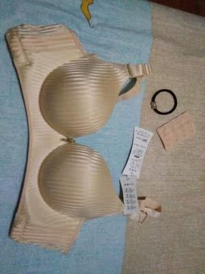 已第二次在她家买文胸了，面料很舒服，做工细，比外面同价位的质量好，店家还有赠品。