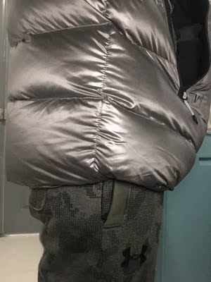 个人比较壮，身高175买了180的。合身。保暖也不错，蓬松度很好，主要看中的是鹅绒。