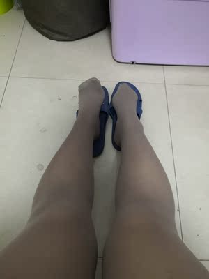 大小合适，好穿，看着厚，穿上身就不那么厚了，挺好，夏天穿不晓得习不习惯，好久没穿过长袜子了。