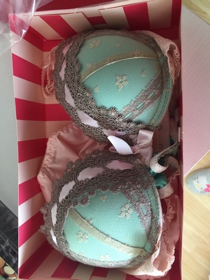 这款内衣是第二次购买了，穿着舒服还漂亮，聚拢效果特别好，还想再买蓝色的，蓝色断货期待！