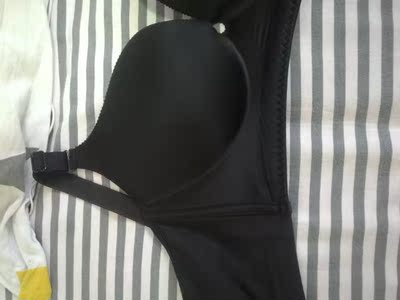刚拿到试了一下第一眼感觉挺聚拢的挺好的，然后洗了，今天穿了一天就变形了试的时候码数哪里都包的很好，而且穿了一天特别累，感觉这款文胸就是紧紧的包着肩膀跟胸部，袋子是可以调节的，调长一点罩杯就不那么服帖了，而且还会掉肩，说实话119根本不值，不介意买!料子也是一般般的!