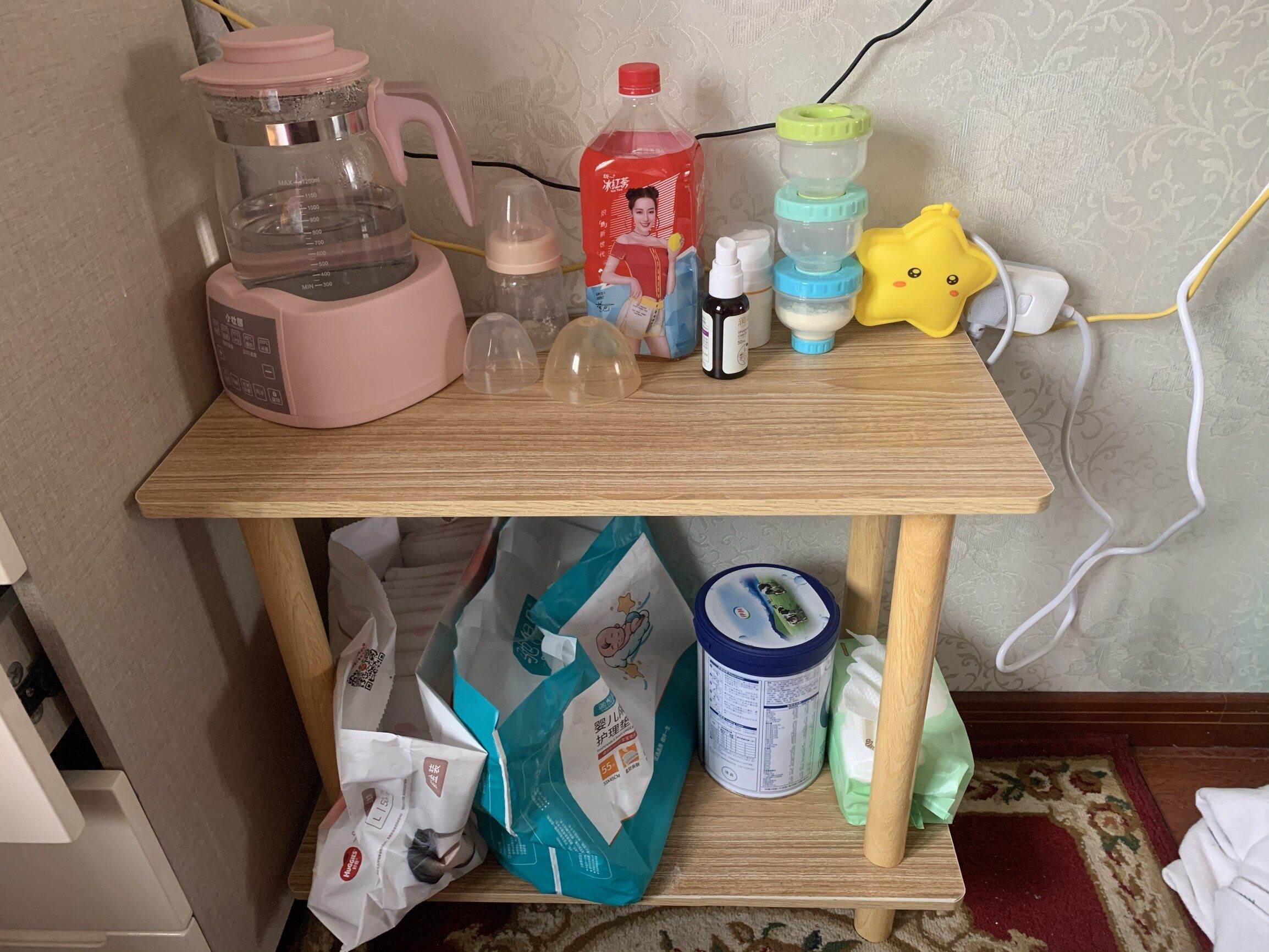 非常nice,买来放房间里给娃冲奶粉的小桌子,这个尺寸太巴士了,刚好