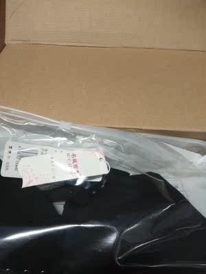 天哪,真的好看啊,摸起来手感很舒服,下面的字母也很好看,特别是黑色的,感觉好看,独立包装,秘密发货,还是用盒子包装,包装完整而且也没坏到了三个,而且还每种颜色各外送一个扣的,好看好看,没什么刺激味道,但推荐最好拿来洗一下,毕竟贴身的衣物 天哪,真的好看啊,摸起来手感很舒服,下面的字母也很好看,特别是黑色的,感觉好看,独立包装,秘密发货,还是用盒子包装,包装完整而且也没坏到了三个,而且还每种颜色各外送一个扣的,好看好看,没什么刺激味道,但推荐最好拿来洗一下,毕竟贴身的衣物