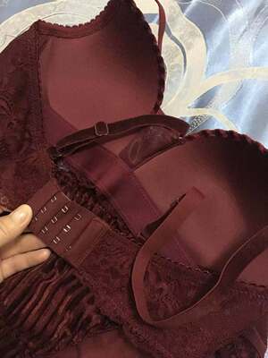 双十一买了这家四套内衣,最满意的就是酒红蕾丝肩带的这套,穿着舒服,聚拢效果也好,但是丝绒面料这套就真的是主打舒适度了,穿着平胸的那种.... 双十一买了这家四套内衣,最满意的就是酒红蕾丝肩带的这套,穿着舒服,聚拢效果也好,但是丝绒面料这套就真的是主打舒适度了,穿着平胸的那种....