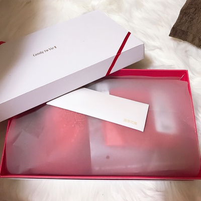 抱着买红内衣过本命年的心态种草了黑色的这个,也不知道本命年能不能穿黑色这套,真的要赞一下这家的服务态度,推荐尺码的时候很负责,客服推荐的尺码是75D或者75E,想着在减肥就买了75D,还是稍微有点罩不住,拉一拉还好,希望减肥成功了穿的刚刚好。还送了替换的肩带,推荐了,穿的好的话会回购的 抱着买红内衣过本命年的心态种草了黑色的这个,也不知道本命年能不能穿黑色这套,真的要赞一下这家的服务态度,推荐尺码的时候很负责,客服推荐的尺码是75D或者75E,想着在减肥就买了75D,还是稍微有点罩不住,拉一拉还好,希望减肥成功了穿的刚刚好。还送了替换的肩带,推荐了,穿的好的话会回购的