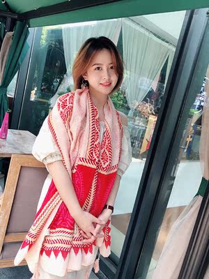 这家店的围巾都很好看，只一眼就选中了这条披肩。收到很满意，真的很喜欢。喜欢这个质感，比想象中还要好。围巾颜色很好看,和图片上一样的，面料是棉麻的，很柔软手感好，质量非常好，没有任何线头，性价比好高，太值了。而且超级上镜美美哒，旅游玩了一圈都找我要链接，满意满意。