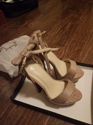 穿着一点也不脚疼，也不磨脚，还特舒服，本人脚小，能买到一双合适的鞋子太不容易了，一定会再光顾的~