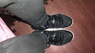 形状有点不一样左脚有两处瑕疵,肯定是正品,懒的换,就这样吧…… 形状有点不一样左脚有两处瑕疵,肯定是正品,懒的换,就这样吧……