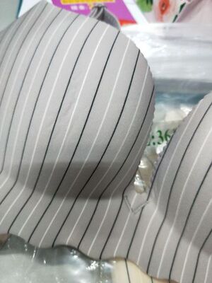 买了两件，收到货就试了一下，试完就下水洗了，不掉色也不变形，无钢圈出门携带也方便！穿着合适很舒服，店家很贴心还送了加长扣，专卖店的无痕内衣都有点贵，没想到这家无论是价格和效果都比想象的要好，需要还会再来购买！推荐给大家！是无钢圈的，特别舒服，大小正合适，喜欢的朋友们可以马上下手，今天收到货后，刚刚也手洗了，不褪色，特别柔软，喜欢的朋友们不用犹豫了，就选他家吧??。等穿一阵再过来追评。不会扎肉，材质很好，柔软而又容易变形的感觉，很舒服，有需要还会再来，