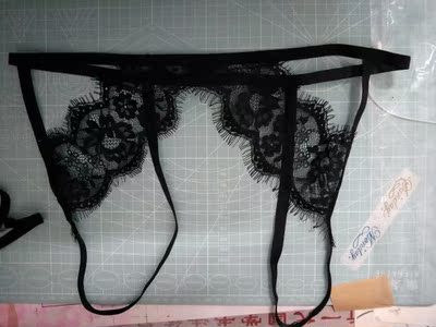 蕾丝特别软，很舒服，内裤的棉质也很好。穿的时候研究了很久😄不知道是不是自己的没模特的大，有点盖不住😓