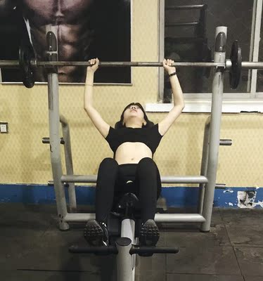 刚收到快递就迫不及待的穿到健身房了，面料很光滑，贴身但是没有紧绷束缚的感觉，也很修饰体型，透气感强，穿着这样的塑身衣健身真是提高健身质量和去健身房的次数，准备在回购一个运动背心，真的是平价中的高端健身服了[强][强][强]